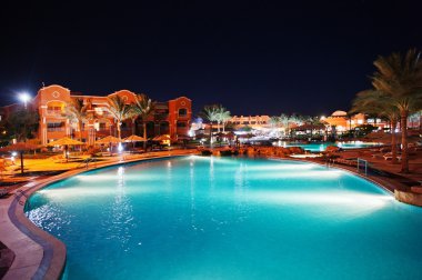 Yüzme Havuzu bir lüks tropikal Karayipler Resort gece