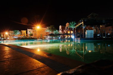 Yüzme Havuzu bir lüks tropikal Karayipler Resort gece