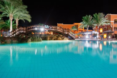 Yüzme Havuzu ve lüks tropikal Karayipler tatil köyü Köprüsü 
