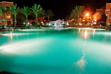 Yüzme Havuzu bir lüks tropikal Karayipler Resort gece