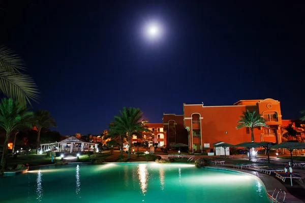 Piscina de un lujoso complejo tropical caribeño por la noche ingenio —  Fotos de Stock