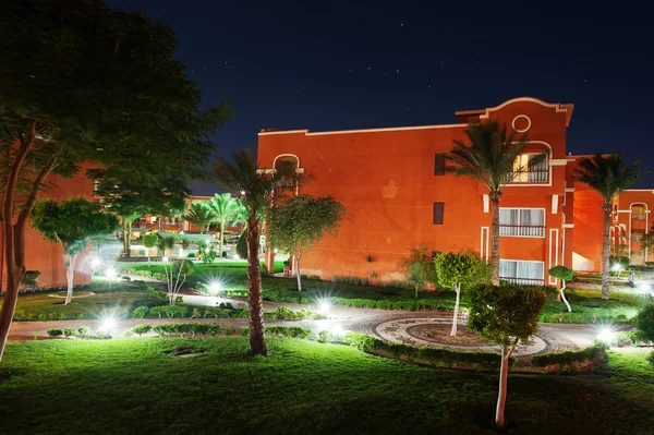 Lujosa casa de vacaciones árabe con jardín en la vista nocturna —  Fotos de Stock