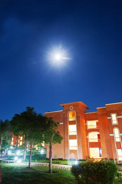 Casa de resort arábica de luxo na vista noturna com luz da lua — Fotografia de Stock