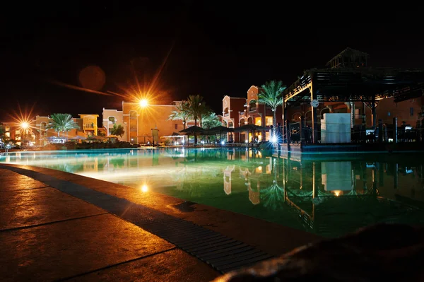 Piscine d'une station balnéaire de luxe des Caraïbes tropicales la nuit — Photo