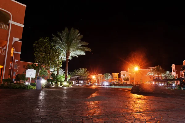 Palmeras de un lujoso resort tropical caribeño por la noche — Foto de Stock