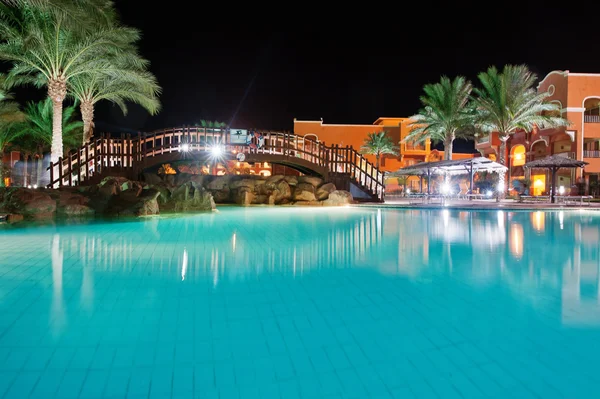 Schwimmbad mit Brücke eines tropischen Luxusresorts in der Karibik — Stockfoto