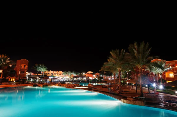 Zwembad van een tropische Caribische luxeresort in de nacht — Stockfoto