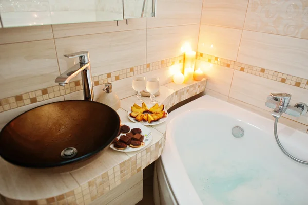 Lavabo moderno en baño con velas encendidas —  Fotos de Stock