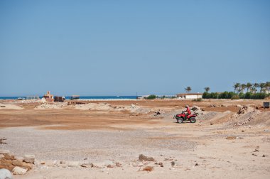 Hurghada, Mısır -20 Ağustos 2016: Motosiklet safari sürücüsü 