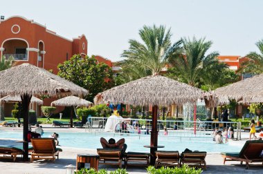 Hurghada, Mısır -20 Ağustos 2016: Havuzlu ve lou'lu lüks tatil köyü