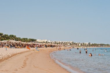 Hurghada, Mısır -20 Ağustos 2016: Tatil beldesinde insanlarla plaj