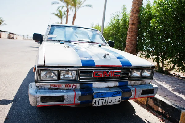 Hurghada, Egypt -20 August 2016: GMC retro coupe car with Egypt — Stock Photo, Image