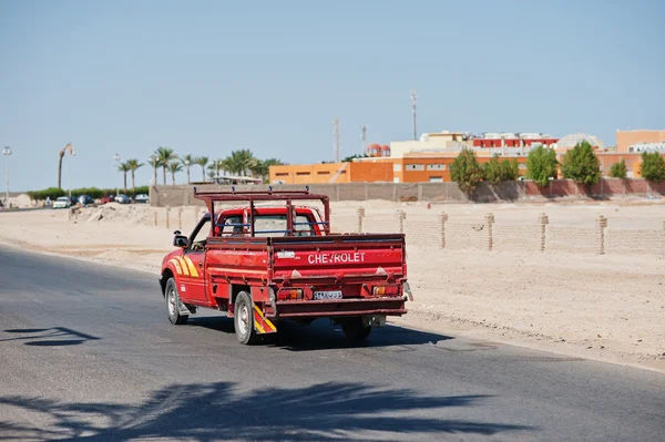 Hurghada, Egypte-20 augustus 2016: Chevrolet pick-up auto met Egypte — Stockfoto