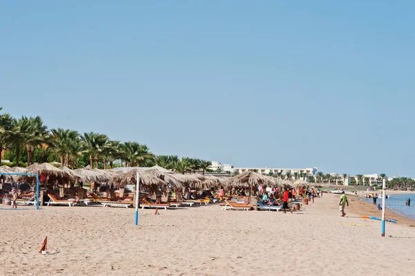 Hurghada, Egypt -20 August 2016: Beach with people in resort — Stock Photo, Image