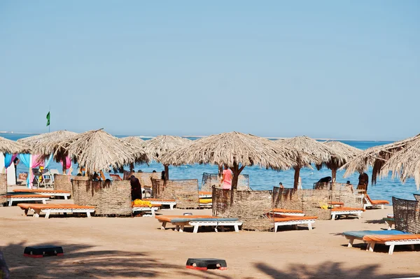 Hurghada, Egypt -20 August 2016: Beach with people in resort — Stock Photo, Image