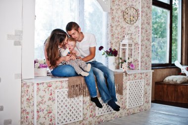 Mutlu aile, genç beyaz anne, baba ve erkek bebek