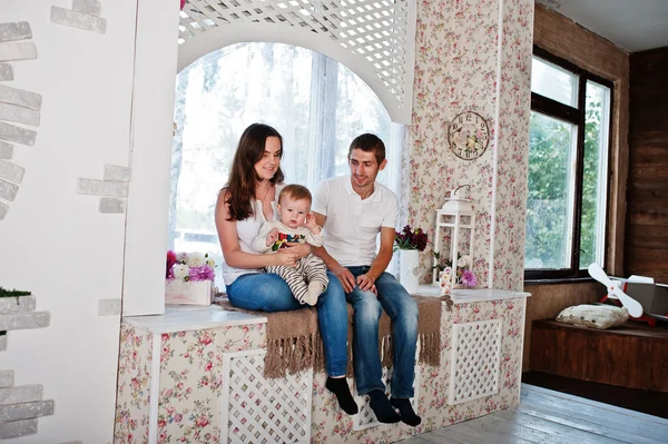 Famiglia felice, giovane madre caucasica, padre e loro bambino s — Foto Stock