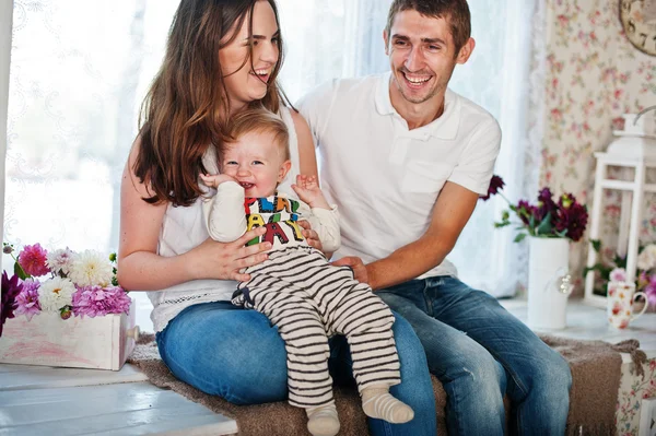 Família feliz, jovem mãe caucasiana, pai e eles menino s — Fotografia de Stock