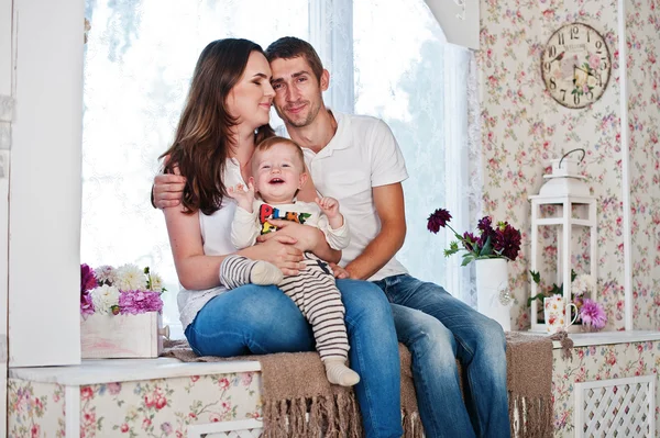 Ευτυχισμένη οικογένεια, νέος Καυκάσιος μητέρα, πατέρας και μωρά αγόρια s — Φωτογραφία Αρχείου