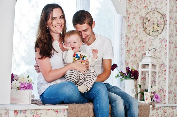 Mutlu aile, genç beyaz anne, baba ve erkek bebek — Stok fotoğraf