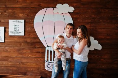 Genç Beyaz mutlu aile içinde sevgi arka plan ahşap Oda