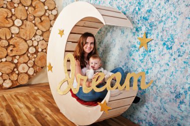 Genç Beyaz anne ve bebek oğlu dekore edilmiş oturan moo