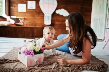 Genç mutlu anne oğluyla ekose battaniye var yalan