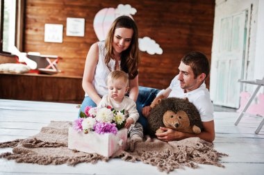 Ekose battaniye ve kirpi yalan oğlu ile genç mutlu aile 