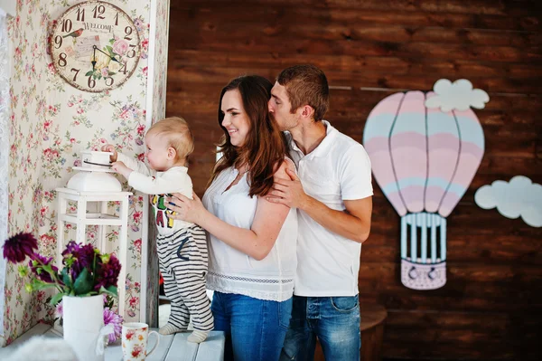 Junge kaukasische glückliche Familie in Liebe idoor Zimmer mit Vintage-Dec — Stockfoto