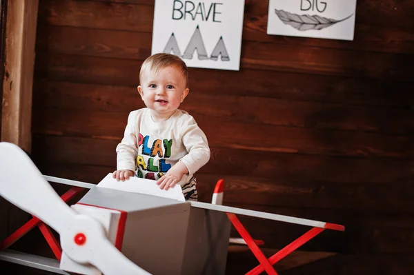비행기에 타고 있는 어린 코카서스 아기가 즐거워 한다 — 스톡 사진