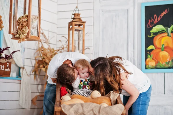 Jovem caucasiano feliz família no amor fundo branco de madeira roo — Fotografia de Stock
