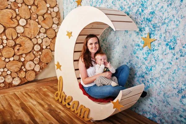 Jeune mère caucasienne et son bébé garçon assis sur moo décoré — Photo