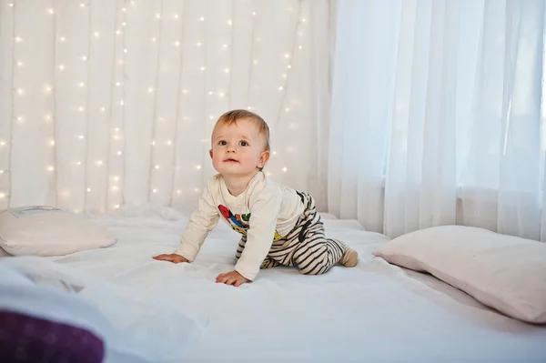 갈 랜드와 흰색 침대에 앉아있는 백인 아기 미소 — 스톡 사진