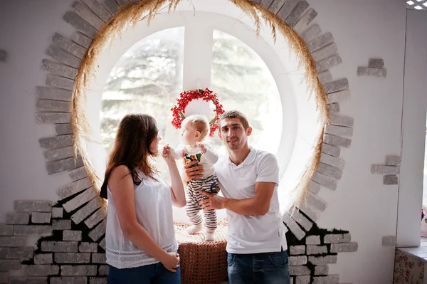 젊은 백인 행복 가족과 아기 소년 배경 라운드 windo — 스톡 사진