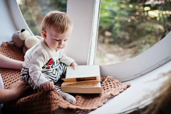 Lindo poco caucásico bebé niño sentado en coverlet en windowsill — Foto de Stock