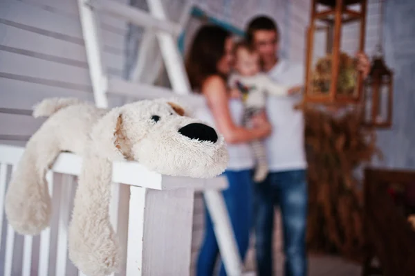 부드러운 장난감 개 배경 행복 한 가족의 체류 근처 나무 사다리와 — 스톡 사진