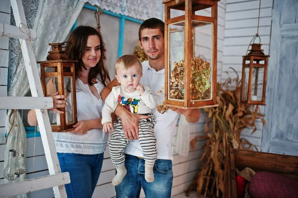 Młody kaukaski szczęśliwy tło rodziny zawieszone świeczniki — Zdjęcie stockowe
