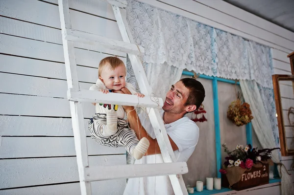 Padre feliz con hijo en escalera de madera divertirse — Foto de Stock