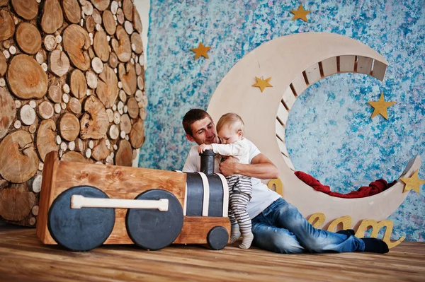 Joven padre feliz con hijo jugando en la sala de decoración con los niños — Foto de Stock