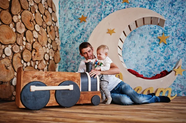 Молодий щасливий батько з сином грає в кімнаті з дітьми — стокове фото
