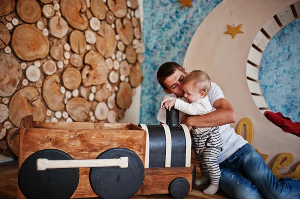 아들 아이 들과 함께 장식 방에 재생 젊은 행복 한 아버지 — 스톡 사진
