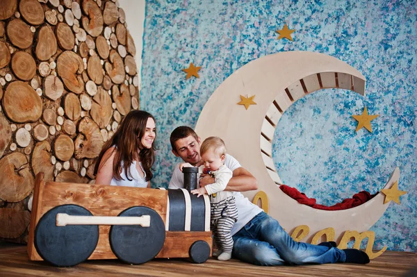 Jeune famille heureuse avec fils jouant dans la salle de décoration avec des enfants — Photo