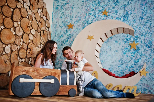 아들 아이 들과 함께 장식 방에 재생 젊은 행복 한 가족 — 스톡 사진