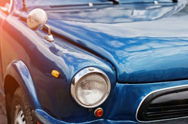 Retro araba Far. Eski eski model araba önü