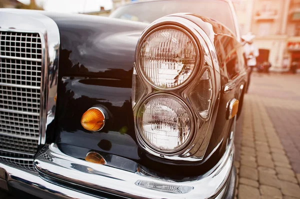 レトロな車のヘッドライト。古いビンテージ車の前面 — ストック写真