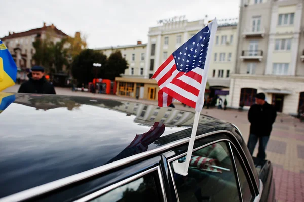 Flaga USA na dachu samochodu — Zdjęcie stockowe