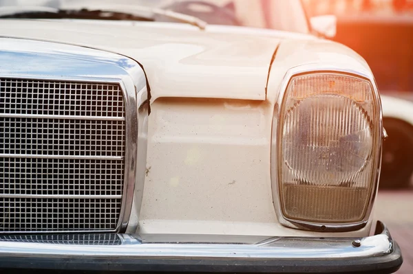 Retro car headlight. Front of old vintage car — Stock Photo, Image