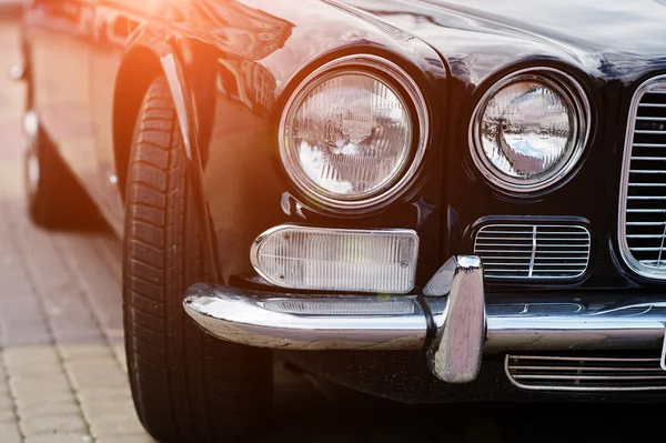 Retro car headlight. Front of old vintage car — Stock Photo, Image