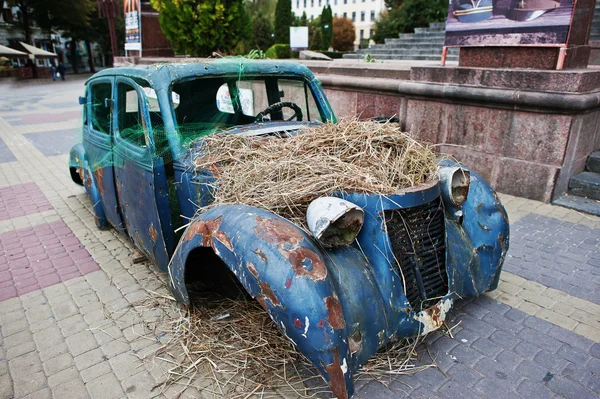 depositphotos_126380372-stock-photo-old-abandoned-car-with-hay.jpg