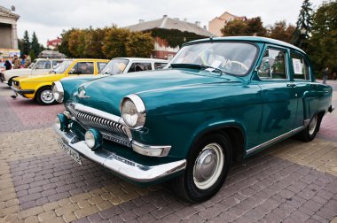 Tarnopol, Ukrayna - 09 Ekim 2016: Klasik retro araba yeşil Ga